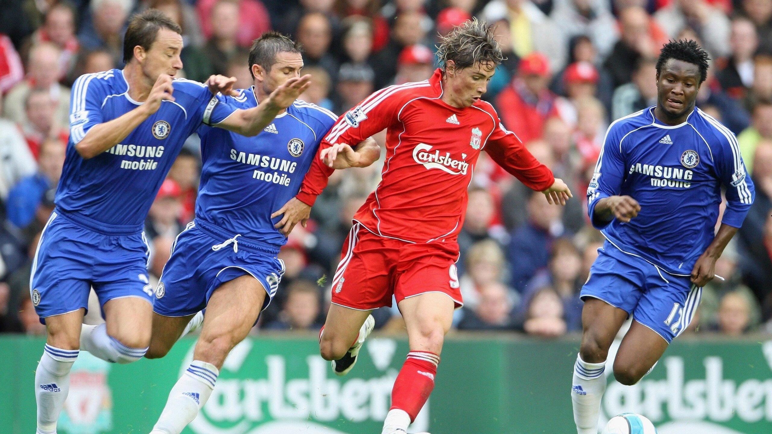 凯恩穿着皮短裤,在穆勒的指导下学习吃白香肠