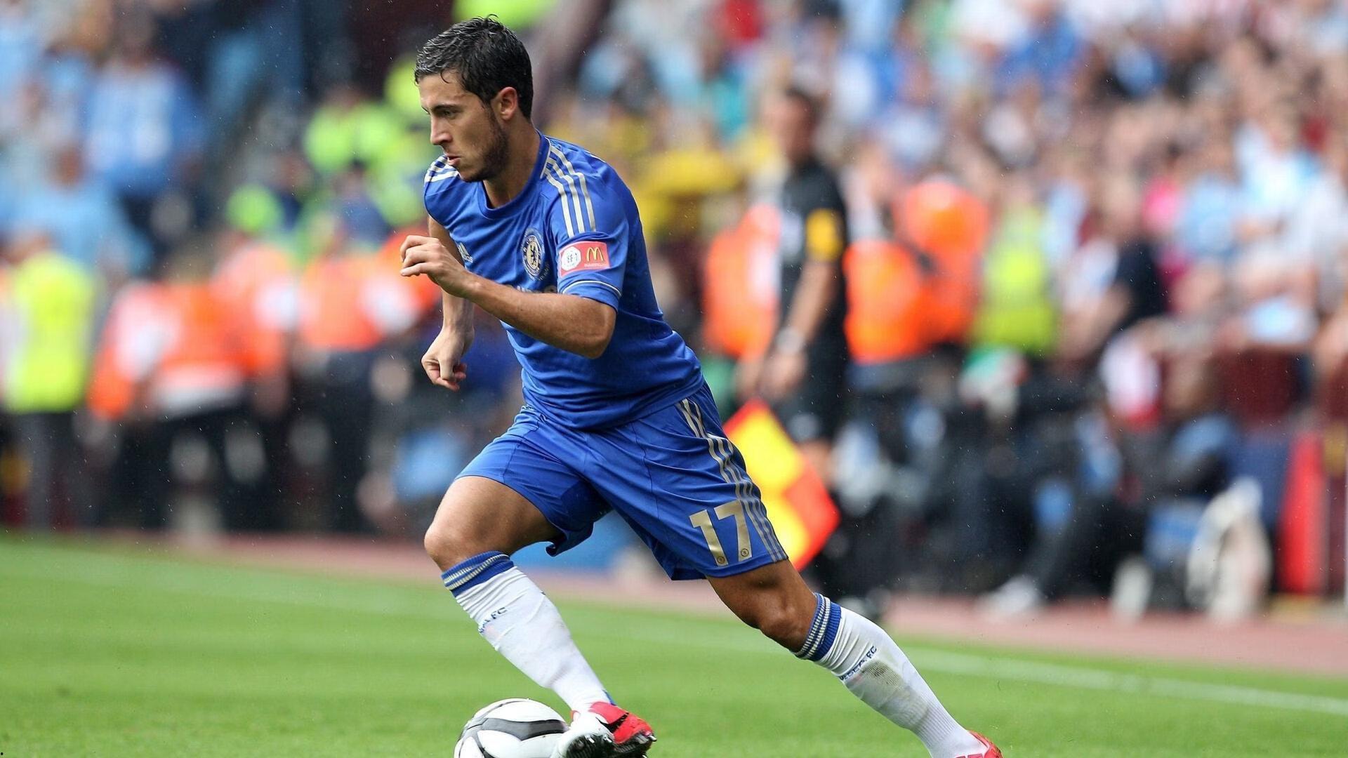 凯恩穿着皮短裤,在穆勒的指导下学习吃白香肠